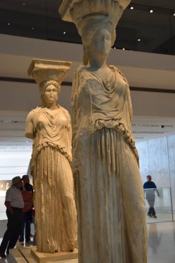 Vista de los Principales monumentos y sitios de Atenas (Grecia). Akropolis Müzesi. Estatuas, bustos, monedas y vasijas antiguas encontradas on la Acropolis y el Partenon. Las Cariatides, del templo de Atenea.