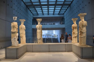 Vista de los Principales monumentos y sitios de Atenas (Grecia). Vista del Partenon desde el Museo de la Acropolis.
