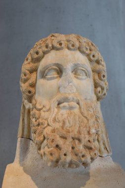 Vista de los Principales monumentos y sitios de Atenas (Grecia). Vista del Partenon desde el Museo de la Acropolis.