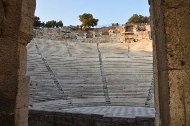 Vista de los Principales monumentos y sitios de Atenas (Grecia). Ruinas del teatro de Dionisio (Dionysos) en la Acropolis.