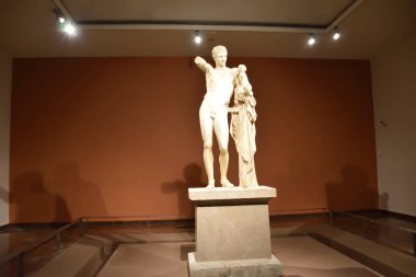 Vista de los Principales monumentos y sitios de Grecia. Olympia harabeleri. Olimpia Arqueologico Müzesi. Hermes de Praxiteles