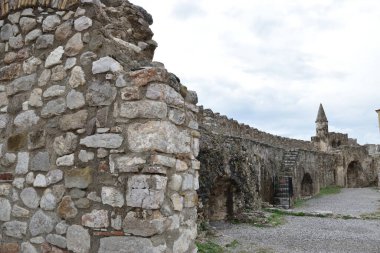 Vista de los Principales monumentos de Grecia. Pueblo de Lepanto, lugar de la batalla donde participo Miguel de Cervantes Saavedra, el autor de El Quijote (Don Kişot). Pesca 'nın yeniden doğuşu. Pueblo pesquero.