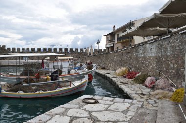 Vista de los Principales monumentos de Grecia. Pueblo de Lepanto, lugar de la batalla donde participo Miguel de Cervantes Saavedra, el autor de El Quijote (Don Kişot). Pesca 'nın yeniden doğuşu. Pueblo pesquero.