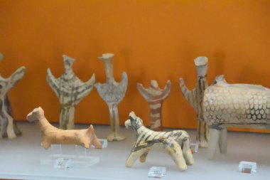 Museo Arqueologico de Delfos, en Grecia (Archaeological Museum of Delphi, Greece). Antiguos objetos, estatuas, esculturas y frisos griegos y romanos encontrados en las ruinas de la antigua Delfos. 