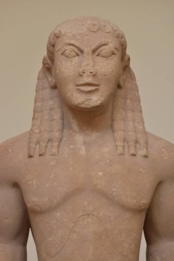 Museo Arqueologico de Delfos, en Grecia (Archaeological Museum of Delphi, Greece). Antiguos objetos, estatuas, esculturas y frisos griegos y romanos encontrados en las ruinas de la antigua Delfos. Cleobis y Biton