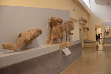 Museo Arqueologico de Delfos, en Grecia (Archaeological Museum of Delphi, Greece). Antiguos objetos, estatuas, esculturas y frisos griegos y romanos encontrados en las ruinas de la antigua Delfos. 