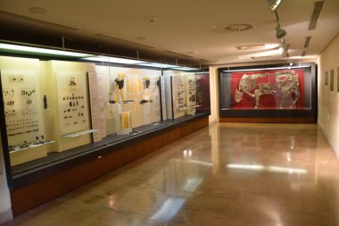 Museo Arqueologico de Delfos, en Grecia (Archaeological Museum of Delphi, Greece). Antiguos objetos, estatuas, esculturas y frisos griegos y romanos encontrados en las ruinas de la antigua Delfos. Becerro de oro (Golden calf)