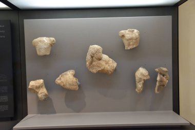 Museo Arqueologico de Delfos, en Grecia (Archaeological Museum of Delphi, Greece). Antiguos objetos, estatuas, esculturas y frisos griegos y romanos encontrados en las ruinas de la antigua Delfos.