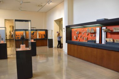 Museo Arqueologico de Delfos, en Grecia (Archaeological Museum of Delphi, Greece). Antiguos objetos, estatuas, esculturas y frisos griegos y romanos encontrados en las ruinas de la antigua Delfos.