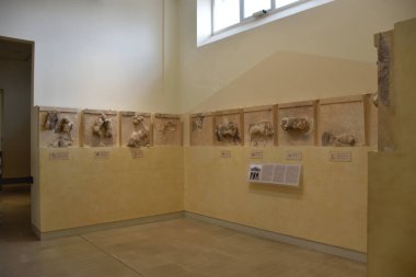 Museo Arqueologico de Delfos, en Grecia (Archaeological Museum of Delphi, Greece). Antiguos objetos, estatuas, esculturas y frisos griegos y romanos encontrados en las ruinas de la antigua Delfos.