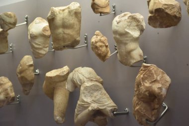 Museo Arqueologico de Delfos, en Grecia (Archaeological Museum of Delphi, Greece). Antiguos objetos, estatuas, esculturas y frisos griegos y romanos encontrados en las ruinas de la antigua Delfos.