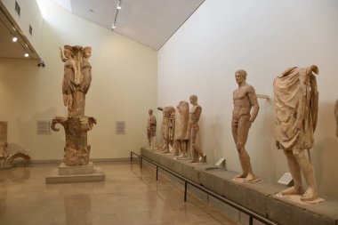 Museo Arqueologico de Delfos, en Grecia (Archaeological Museum of Delphi, Greece). Antiguos objetos, estatuas, esculturas y frisos griegos y romanos encontrados en las ruinas de la antigua Delfos.