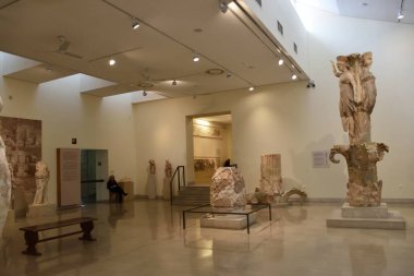 Museo Arqueologico de Delfos, en Grecia (Archaeological Museum of Delphi, Greece). Antiguos objetos, estatuas, esculturas y frisos griegos y romanos encontrados en las ruinas de la antigua Delfos.
