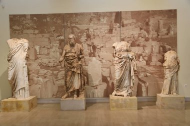 Museo Arqueologico de Delfos, en Grecia (Archaeological Museum of Delphi, Greece). Antiguos objetos, estatuas, esculturas y frisos griegos y romanos encontrados en las ruinas de la antigua Delfos.