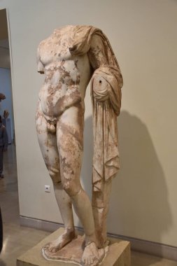 Museo Arqueologico de Delfos, en Grecia (Archaeological Museum of Delphi, Greece). Antiguos objetos, estatuas, esculturas y frisos griegos y romanos encontrados en las ruinas de la antigua Delfos.