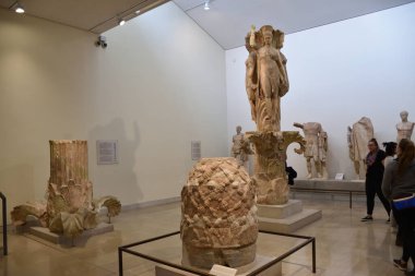 Museo Arqueologico de Delfos, en Grecia (Archaeological Museum of Delphi, Greece). Antiguos objetos, estatuas, esculturas y frisos griegos y romanos encontrados en las ruinas de la antigua Delfos.