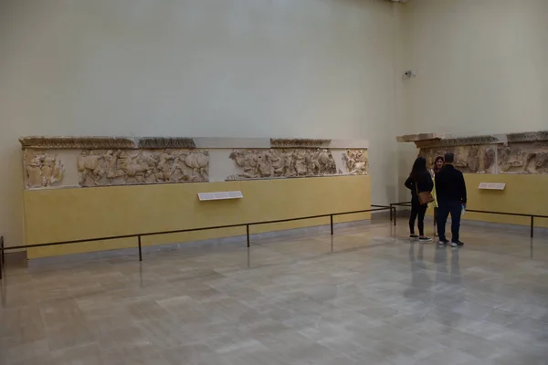 Museo Arqueologico de Delfos, en Grecia (Archaeological Museum of Delphi, Greece). Antiguos objetos, estatuas, esculturas y frisos griegos y romanos encontrados en las ruinas de la antigua Delfos.