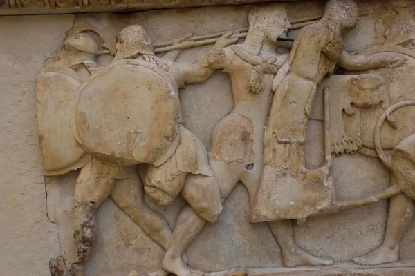 Museo Arqueologico de Delfos, en Grecia (Archaeological Museum of Delphi, Greece). Antiguos objetos, estatuas, esculturas y frisos griegos y romanos encontrados en las ruinas de la antigua Delfos.