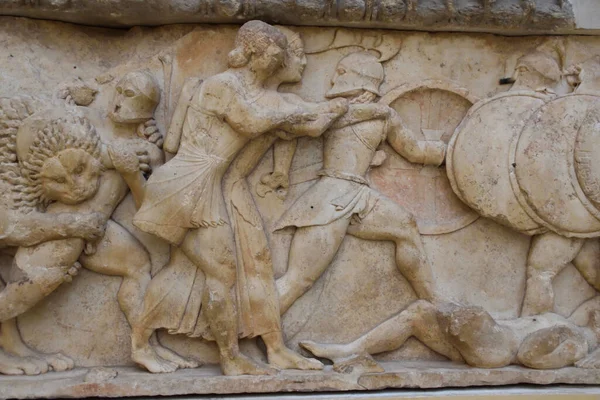 Museo Arqueologico de Delfos, en Grecia (Archaeological Museum of Delphi, Greece). Antiguos objetos, estatuas, esculturas y frisos griegos y romanos encontrados en las ruinas de la antigua Delfos.