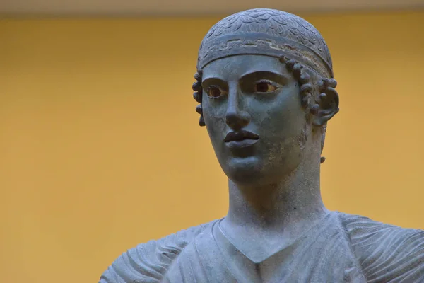 Museo Arqueologico de Delfos, en Grecia (Archaeological Museum of Delphi, Greece). Antiguos objetos, estatuas, esculturas y frisos griegos y romanos encontrados en las ruinas de la antigua Delfos. El Auriga de Delfos (The Charioteer of Delphi)