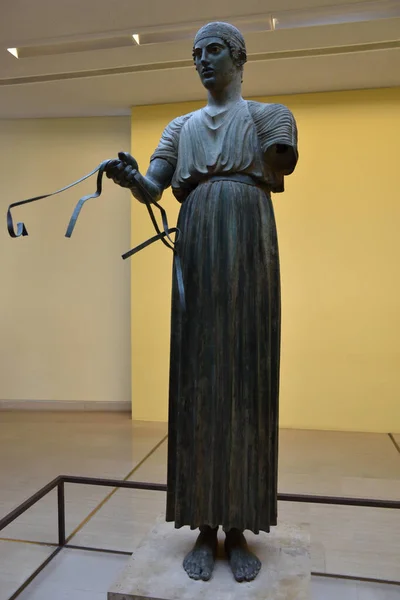 Museo Arqueologico de Delfos, en Grecia (Archaeological Museum of Delphi, Greece). Antiguos objetos, estatuas, esculturas y frisos griegos y romanos encontrados en las ruinas de la antigua Delfos. El Auriga de Delfos (The Charioteer of Delphi)