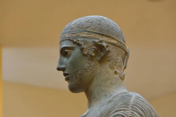 Museo Arqueologico de Delfos, en Grecia (Archaeological Museum of Delphi, Greece). Antiguos objetos, estatuas, esculturas y frisos griegos y romanos encontrados en las ruinas de la antigua Delfos. El Auriga de Delfos (The Charioteer of Delphi)