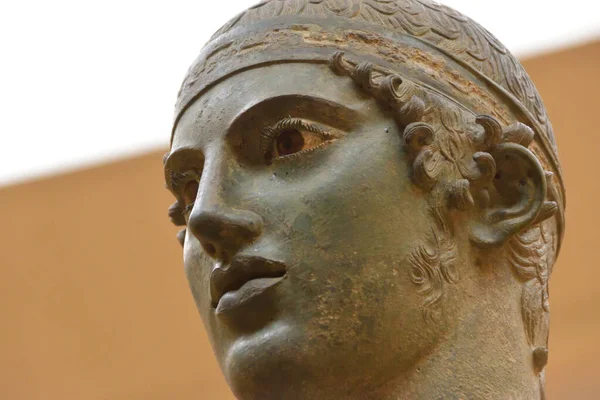 Museo Arqueologico de Delfos, en Grecia (Archaeological Museum of Delphi, Greece). Antiguos objetos, estatuas, esculturas y frisos griegos y romanos encontrados en las ruinas de la antigua Delfos. El Auriga de Delfos (The Charioteer of Delphi)