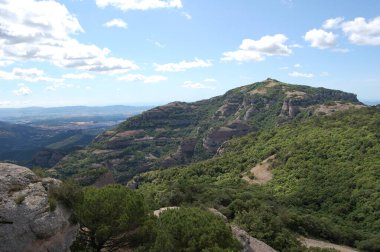 Panorama de los montes y los bosques de La Mola, en Catalua. Catalunya, Bages, Barcelona. Katalonya 'daki La Mola ormanlarının ve dağların manzarası..