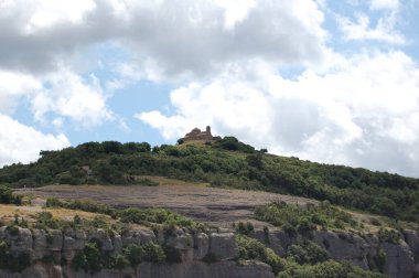 Panorama de los montes y los bosques de La Mola, en Catalua. Catalunya, Bages, Barcelona. Katalonya 'daki La Mola ormanlarının ve dağların manzarası. Katalunya, Kafesler, Barselona.