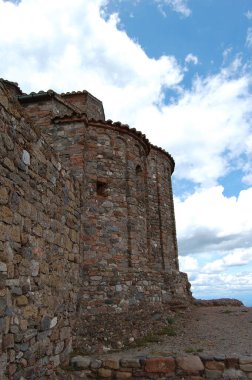 Panorama de los montes y los bosques de La Mola, en Catalua. Catalunya, Bages, Barcelona. Katalonya 'daki La Mola ormanlarının ve dağların manzarası. Catalunya, Bages, Barcelona. Manastır de La Mola.