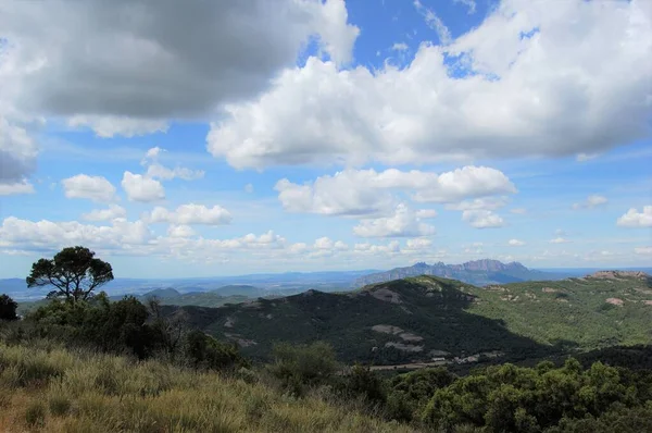 Panorama de los montes y los bosques de La Mola, en Catalua. Montanya de Montserrat. Catalunya, Bages, Barcelona. Katalonya 'daki La Mola ormanlarının ve dağların manzarası. Montserrat Dağı.