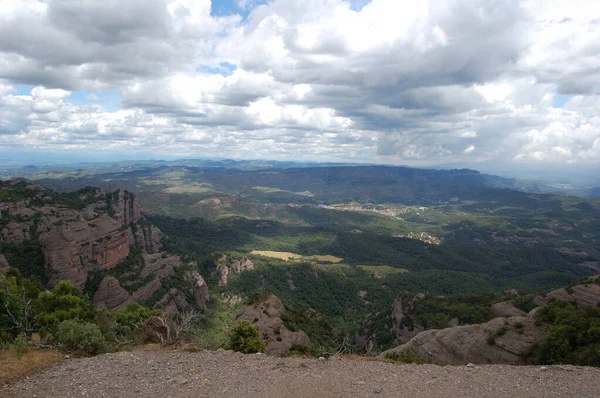 加泰罗阿省的La Mola修道院和修道院的全景 Vista Montserrat 加泰罗尼亚 巴塞罗那加泰罗尼亚拉莫拉山区和森林全景 蒙特塞拉特观点 — 图库照片