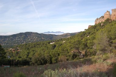 Panorama de los montes y los bosques de La Mola, en Catalunya, Cerca de Montserrat. Montserrat Caddesi. La Mola 'nın dağlarının ve ormanlarının manzarası, Katalonya' da, Montserrat 'ın yanında. Montserrat manzarası. Katalunya, El Valles, Barselona.