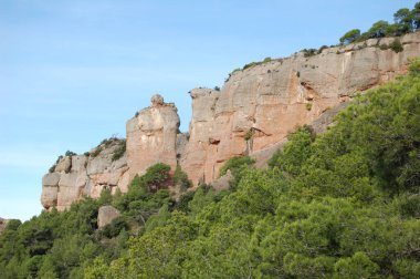 Panorama de los montes y los bosques de La Mola, en Catalunya, Cerca de Montserrat. La Mola 'nın dağlarının ve ormanlarının manzarası, Katalonya' da, Montserrat 'ın yanında. Katalunya, El Valles, Barselona.
