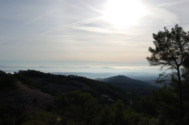Panorama de los montes y los bosques de La Mola, en Catalunya, Cerca de Montserrat. La Mola 'nın dağlarının ve ormanlarının manzarası, Katalonya' da, Montserrat 'ın yanında. Katalunya, El Valles, Barselona.