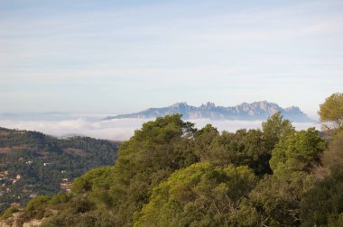 Panorama de los montes y los bosques de La Mola, en Catalunya, Cerca de Montserrat. Montserrat Caddesi. La Mola 'nın dağlarının ve ormanlarının manzarası, Katalonya' da, Montserrat 'ın yanında. Montserrat manzarası. Katalunya, El Valles, Barselona.
