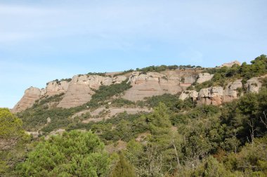 Panorama de los montes y los bosques de La Mola, en Catalunya, Cerca de Montserrat. - Evet. La Mola 'nın dağlarının ve ormanlarının manzarası, Katalonya' da, Montserrat 'ın yanında. Katalunya, El Valles, Barselona.