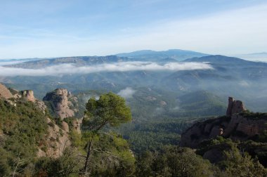 Panorama de los montes y los bosques de La Mola, en Catalunya, Cerca de Montserrat. - Evet. La Mola 'nın dağlarının ve ormanlarının manzarası, Katalonya' da, Montserrat 'ın yanında. Katalunya, El Valles, Barselona.
