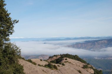 Panorama de los montes y los bosques de La Mola, en Catalunya, Cerca de Montserrat. - Evet. La Mola 'nın dağlarının ve ormanlarının manzarası, Katalonya' da, Montserrat 'ın yanında. Katalunya, El Valles, Barselona.