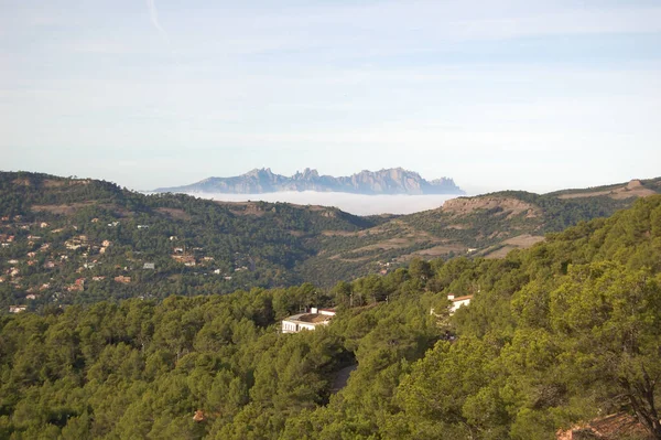 Panorama de los montes y los bosques de La Mola, en Catalunya, Cerca de Montserrat. Montserrat Caddesi. La Mola 'nın dağlarının ve ormanlarının manzarası, Katalonya' da, Montserrat 'ın yanında. Montserrat manzarası. Katalunya, El Valles, Barselona.