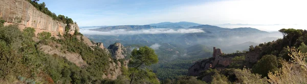 Panorama de los montes y los bosques de La Mola, en Catalunya, Cerca de Montserrat. - Evet. La Mola 'nın dağlarının ve ormanlarının manzarası, Katalonya' da, Montserrat 'ın yanında. Katalunya, El Valles, Barselona.