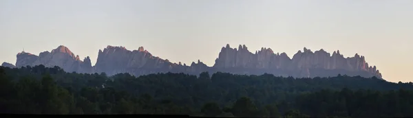 Vista panoramica del monte magico de Montserrat, en Catalunya (İspanya). Famosa montaa catalana, en donde se encontro la Virgen negra de Montserrat. Montserrat 'ın sihirli dağının Katalunya' daki panoramik manzarası (İspanya)). 