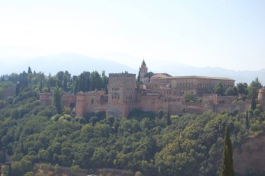 Granada 'nın en simgesel caddeleri ve tarihi binaları (Endülüs, İspanya). San Nicolas 'ın bakış açısından gelen Alhambra..