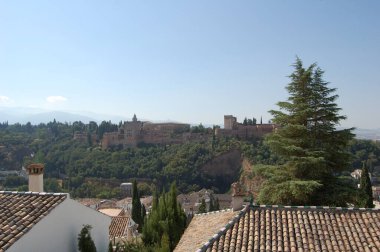 Granada 'nın en simgesel caddeleri ve tarihi binaları (Endülüs, İspanya). San Nicolas 'ın bakış açısından gelen Alhambra..