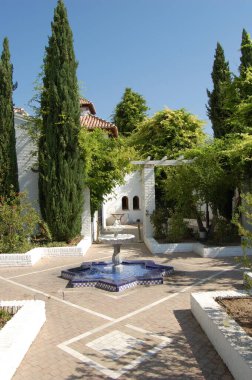 Granada 'nın en simgesel caddeleri ve tarihi binaları (Endülüs, İspanya). San Nicolas 'ın bakış açısı. Çeşme