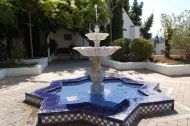 Granada 'nın en simgesel caddeleri ve tarihi binaları (Endülüs, İspanya). San Nicolas 'ın bakış açısı. Çeşme