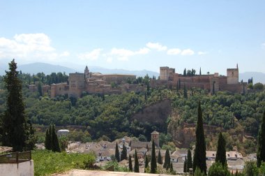 Granada 'nın en simgesel caddeleri ve tarihi binaları (Endülüs, İspanya). San Nicolas 'ın bakış açısından La Alhambra.