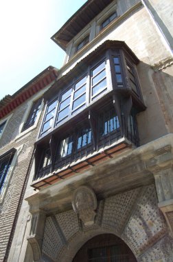 Granada 'nın en simgesel caddeleri ve tarihi binaları (Endülüs, İspanya). balkon