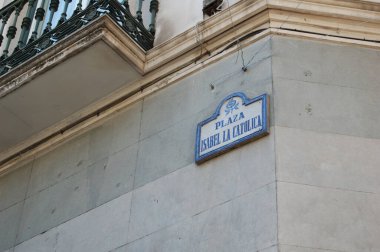 Granada 'nın en simgesel caddeleri ve tarihi binaları (Endülüs, İspanya). Isabel la Catolica Caddesi