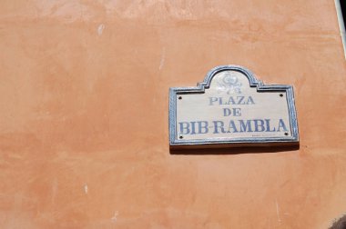 Granada 'nın en simgesel caddelerinin ve tarihi binalarının manzarası (Endülüs, İspanya). 